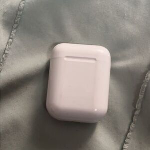 White Wireless Earbud Charging Case